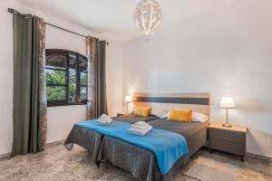 a bedroom with a bed with towels on it at Casa Paraiso in San Bartolomé
