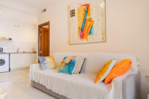 ボルムホスにあるLuxSevilla Bormujos Piscina Free Parkingのリビングルーム(白いソファ、枕付)