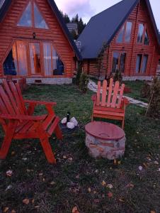 Un jardín fuera de Chalets Montenegrina