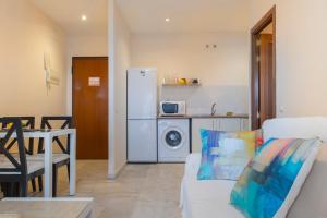 ボルムホスにあるLuxSevilla Bormujos Piscina Free Parkingのリビングルーム(白いソファ、冷蔵庫付)