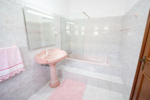 Un baño con lavabo y bañera y un lavabo. en Villa Mirage - by Madeira To Stay, en Arco da Calheta 4 fotos más