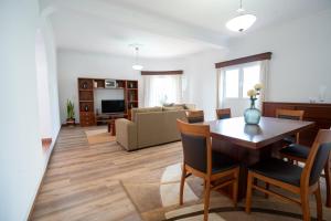 una sala de estar con una mesa y un sofá en Villa Mirage - by Madeira To Stay, en Arco da Calheta
