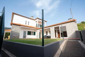 Una vista de una casa desde la entrada. en Villa Mirage - by Madeira To Stay, en Arco da Calheta