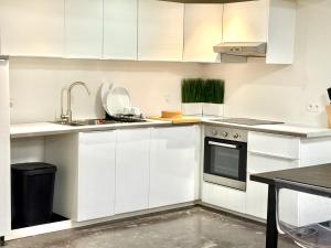 Kuchyň nebo kuchyňský kout v ubytování Spacious DownTown BXL Loft with Private Parking