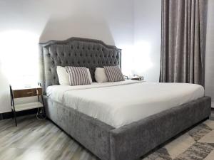 Ένα ή περισσότερα κρεβάτια σε δωμάτιο στο Serene Abodes MB3