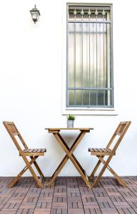 カターニアにあるRomano Roomsの窓際のピクニックテーブルと椅子2脚