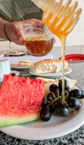 Vila do Walbinho في باريرينهاس: طبق طعام مع فاكهة على الطاولة