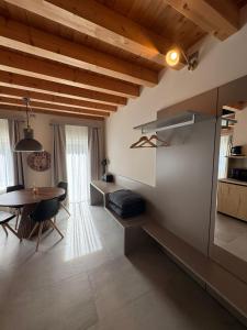 ein Wohnzimmer mit Tisch und ein Esszimmer in der Unterkunft Hillside House Sant'Andrea in Vittorio Veneto