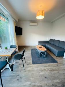 un salon avec un canapé et une table dans l'établissement Fen home GJ, à Vallauris