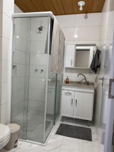 Ένα μπάνιο στο Apartamento Aconchegante em Urubici com 02 suítes +2 φωτογραφίες