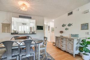 Kuchyň nebo kuchyňský kout v ubytování 1 Block to Sunset Beach Dog-Friendly Family Home