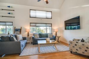 Posezení v ubytování 1 Block to Sunset Beach Dog-Friendly Family Home