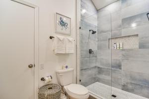 Koupelna v ubytování 1 Block to Sunset Beach Dog-Friendly Family Home + 24 fotografií