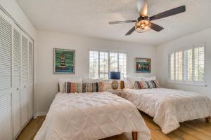 Postel nebo postele na pokoji v ubytování 1 Block to Sunset Beach Dog-Friendly Family Home