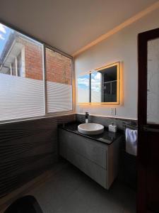 Et tv og/eller underholdning på Comfortable flat 2-hab near US embassy - pet friendly + 4 billeder