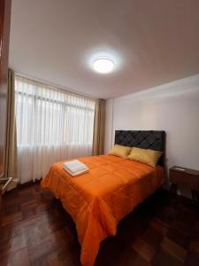 En eller flere senge i et værelse på Comfortable flat 2-hab near US embassy - pet friendly