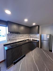 Køkken eller tekøkken på Comfortable flat 2-hab near US embassy - pet friendly