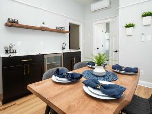 Φωτογραφία από το άλμπουμ του Jennifer's Stylish & Modern Broadway Getaway σε Providence