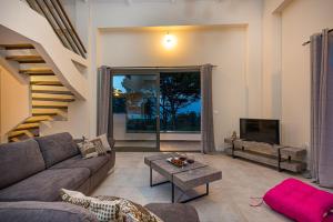 ザキントスにあるVizantida Maisonette, By TK Property Managementのソファとテーブルのあるリビングルーム