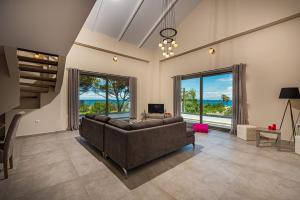 ザキントスにあるVizantida Maisonette, By TK Property Managementの大きなリビングルーム(ソファ、大きな窓付)