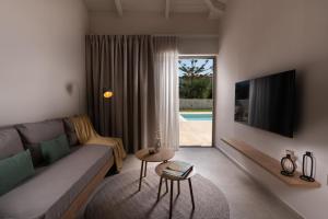 TV a/nebo společenská místnost v ubytování Alkinari Villa, by TK Property Management