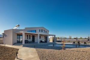 une maison moderne avec une piscine devant dans l'établissement Samantha Villa, By TK Property Management, à Kalpaki