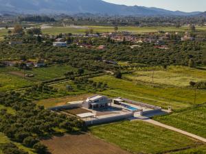 une vue aérienne d'une maison dans un champ dans l'établissement Samantha Villa, By TK Property Management, à Kalpaki 56 autres photos
