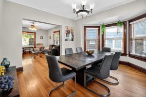 Posezení v ubytování Historic Omaha Manor DT Near Zoo and Pool Table