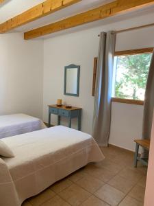 ein Schlafzimmer mit zwei Betten und einem Fenster in der Unterkunft Casa Victor, ET6390 in San Francisco Javier