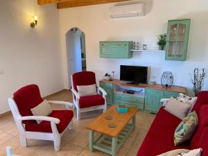 ein Wohnzimmer mit einem roten Sofa und einem Tisch in der Unterkunft Casa Victor, ET6390 in San Francisco Javier