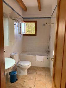 ein Badezimmer mit Toilette, Badewanne und Waschbecken in der Unterkunft Casa Victor, ET6390 in San Francisco Javier