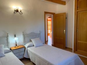 1 Schlafzimmer mit 2 Betten und einer Tür zum Flur in der Unterkunft Casa Victor, ET6390 in San Francisco Javier + 8 Fotos