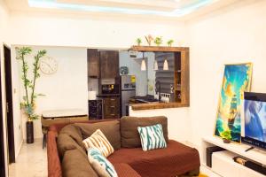 Μια τηλεόραση ή/και κέντρο ψυχαγωγίας στο Executive 2 bedrooms apartment in Koforidua