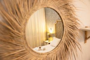 a room with a bed and a mirror at Hostal Vidamia in Málaga