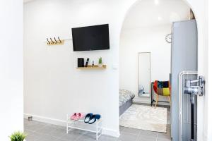 a living room with a tv and a room with a mirror at Le Parisii I Proche RER C & METRO 7 I 2-3 peoples in Ivry-sur-Seine