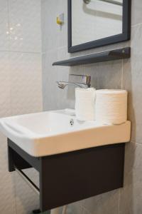 Ένα μπάνιο στο Executive 2 bedrooms apartment in Koforidua