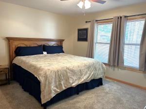 セント・イグナスにあるNorth Country Retreatの青い枕が付いた大きなベッドのある寝室