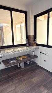 een keuken met twee grote ramen en een aanrecht bij Suite La Lomita #3 Climatizada in Tuxtla Gutiérrez