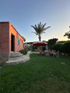 un patio con mesa y sombrilla en Roof Tunis, en Tunis