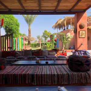 sala de estar con sofá grande con almohadas en Roof Tunis, en Tunis