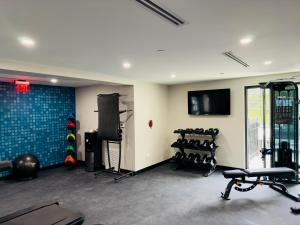 een fitnessruimte met gewichten en apparatuur bij La Quinta by Wyndham Atlanta Roswell in Roswell
