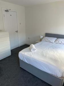 Un dormitorio con una cama grande con una colcha blanca. en Alderson House, en Hartlepool 18 fotos más