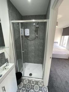 una ducha con puerta de cristal en un baño en Alderson House, en Hartlepool