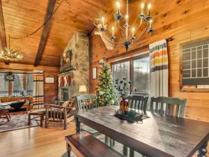 Φωτογραφία από το άλμπουμ του WaterFront Cabin Hot Tub Kayaks Firepit Game Consoles σε Tunkhannock