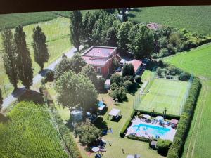 an aerial view of a house with a swimming pool at Hotel De La Ville in Bereguardo