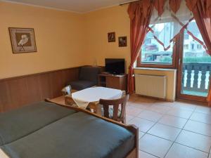 a room with a bed and a table and a desk at Landhaus im kühlen Grunde Garni in Pracht