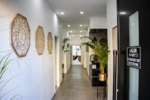 un pasillo con un letrero que dice jointarksarylagentsagentsagentsagentsagents en Lalun, en Golem