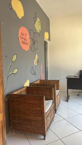 une chambre avec trois paniers en osier sur le mur dans l'établissement Pousada Flor de Ipê - Arraial d'Ajuda - a 100m da Rua do Mucugê - principal Rua da cidade, à Arraial d'Ajuda