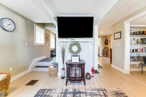 TV a/nebo společenská místnost v ubytování River Access! Penobscot Retreat 5 Mi to Fort Knox