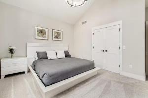 Postel nebo postele na pokoji v ubytování Jungle House Luxury Homes - Columbus Downtown Short North - Near Convention Center & Nationwide Arena - Sleeps up to 16 - Free Parking - Over 5,800 Five Stars